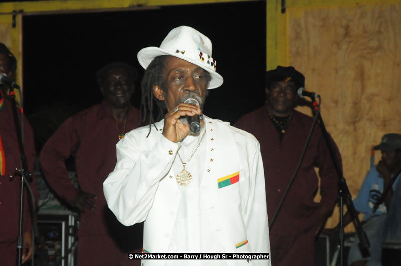 Bunny Wailer & King Yellowman at Bourbon Beach - Monday, February 25, 2008 - Bourbin Beach Restaurant, Bar, Oceanfront Accommodatioins, Live Reggae Music & Disco, Norman Manley Boulevard, Negril, Westmoreland, Jamaica W.I. - Photographs by Net2Market.com - Barry J. Hough Sr, Photographer - Negril Travel Guide, Negril Jamaica WI - http://www.negriltravelguide.com - info@negriltravelguide.com...!