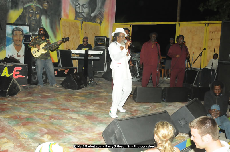 Bunny Wailer & King Yellowman at Bourbon Beach - Monday, February 25, 2008 - Bourbin Beach Restaurant, Bar, Oceanfront Accommodatioins, Live Reggae Music & Disco, Norman Manley Boulevard, Negril, Westmoreland, Jamaica W.I. - Photographs by Net2Market.com - Barry J. Hough Sr, Photographer - Negril Travel Guide, Negril Jamaica WI - http://www.negriltravelguide.com - info@negriltravelguide.com...!