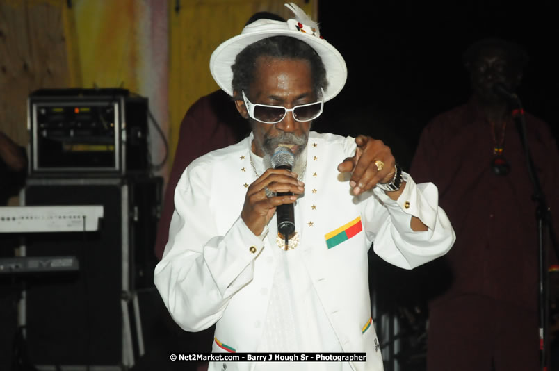 Bunny Wailer & King Yellowman at Bourbon Beach - Monday, February 25, 2008 - Bourbin Beach Restaurant, Bar, Oceanfront Accommodatioins, Live Reggae Music & Disco, Norman Manley Boulevard, Negril, Westmoreland, Jamaica W.I. - Photographs by Net2Market.com - Barry J. Hough Sr, Photographer - Negril Travel Guide, Negril Jamaica WI - http://www.negriltravelguide.com - info@negriltravelguide.com...!