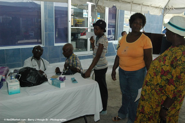 Free Clinic at Lucea Plaza, Caribbean Medical Mission, Wednesday, October 18, 2006 - Negril Travel Guide, Negril Jamaica WI - http://www.negriltravelguide.com - info@negriltravelguide.com...!