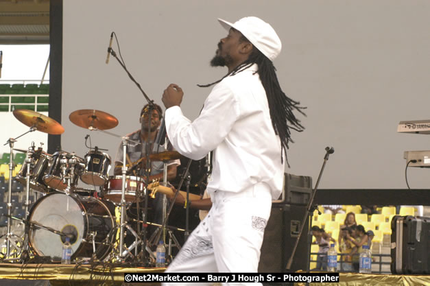 Beenie Man - Cure Fest 2007 - Longing For Concert at Trelawny Multi Purpose Stadium, Trelawny, Jamaica - Sunday, October 14, 2007 - Cure Fest 2007 October 12th-14th, 2007 Presented by Danger Promotions, Iyah Cure Promotions, and Brass Gate Promotions - Alison Young, Publicist - Photographs by Net2Market.com - Barry J. Hough Sr, Photographer - Negril Travel Guide, Negril Jamaica WI - http://www.negriltravelguide.com - info@negriltravelguide.com...!