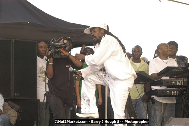 Beenie Man - Cure Fest 2007 - Longing For Concert at Trelawny Multi Purpose Stadium, Trelawny, Jamaica - Sunday, October 14, 2007 - Cure Fest 2007 October 12th-14th, 2007 Presented by Danger Promotions, Iyah Cure Promotions, and Brass Gate Promotions - Alison Young, Publicist - Photographs by Net2Market.com - Barry J. Hough Sr, Photographer - Negril Travel Guide, Negril Jamaica WI - http://www.negriltravelguide.com - info@negriltravelguide.com...!