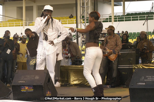 Beenie Man - Cure Fest 2007 - Longing For Concert at Trelawny Multi Purpose Stadium, Trelawny, Jamaica - Sunday, October 14, 2007 - Cure Fest 2007 October 12th-14th, 2007 Presented by Danger Promotions, Iyah Cure Promotions, and Brass Gate Promotions - Alison Young, Publicist - Photographs by Net2Market.com - Barry J. Hough Sr, Photographer - Negril Travel Guide, Negril Jamaica WI - http://www.negriltravelguide.com - info@negriltravelguide.com...!