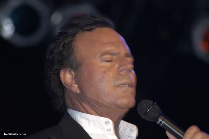 Julio Iglesias - Air Jamaica Jazz & Blues 2005 - The Art Of Music - Cinnamon Hill Golf Course, Rose Hall, Montego Bay - Negril Travel Guide, Negril Jamaica WI - http://www.negriltravelguide.com - info@negriltravelguide.com...!