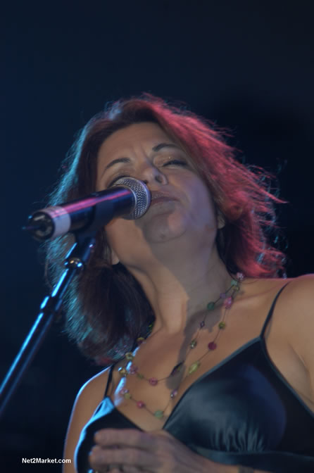 Rosanne Cash - Air Jamaica Jazz & Blues 2005 - The Art Of Music - Cinnamon Hill Golf Course, Rose Hall, Montego Bay - Negril Travel Guide, Negril Jamaica WI - http://www.negriltravelguide.com - info@negriltravelguide.com...!