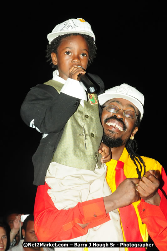 Beenie Man - Live in Concert, plus Hiyah Grade Band @ The Sunset Show @ Negril Escape Resort and Spa, Tuesday, February 3, 2009 - Live Reggae Music at Negril Escape - Tuesday Nights 6:00PM to 10:00 PM - One Love Drive, West End, Negril, Westmoreland, Jamaica W.I. - Photographs by Net2Market.com - Barry J. Hough Sr, Photographer/Photojournalist - The Negril Travel Guide - Negril's and Jamaica's Number One Concert Photography Web Site with over 40,000 Jamaican Concert photographs Published -  Negril Travel Guide, Negril Jamaica WI - http://www.negriltravelguide.com - info@negriltravelguide.com...!