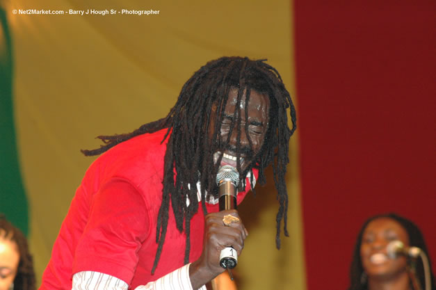 Buju Banton @ Tru-Juice Rebel Salute 2007 - Saturday, January 13, 2007, Port Kaiser Sports Club, St. Elizabeth - Negril Travel Guide, Negril Jamaica WI - http://www.negriltravelguide.com - info@negriltravelguide.com...!