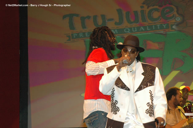 Buju Banton @ Tru-Juice Rebel Salute 2007 - Saturday, January 13, 2007, Port Kaiser Sports Club, St. Elizabeth - Negril Travel Guide, Negril Jamaica WI - http://www.negriltravelguide.com - info@negriltravelguide.com...!