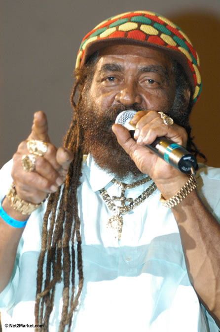 John Holt - Red Stripe Reggae Sumfest 2005 - Rockers Night - July 20th, 2005 - Negril Travel Guide, Negril Jamaica WI - http://www.negriltravelguide.com - info@negriltravelguide.com...!