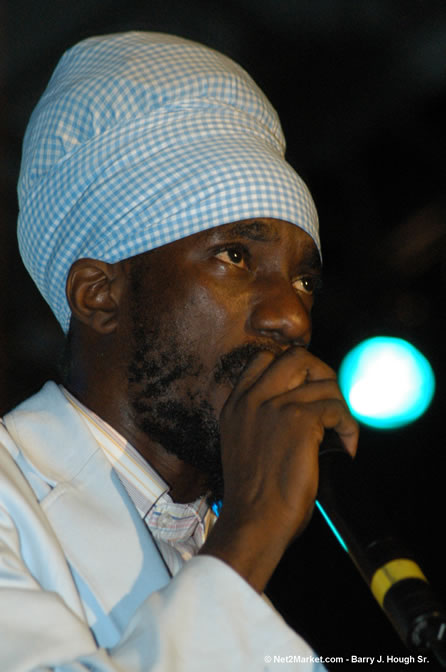 Sizzla - Red Stripe Reggae Sumfest 2005 - Dancehall Night - July 21th, 2005 - Negril Travel Guide, Negril Jamaica WI - http://www.negriltravelguide.com - info@negriltravelguide.com...!