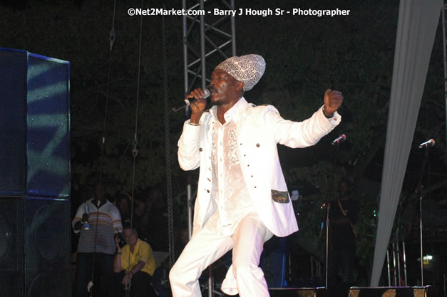 Anthony B - Explosion - Red Stripe Reggae Sumfest 2007 - Thursday, July 19, 2007 - Red Stripe Reggae Sumfest 2007 at Catherine Hall, Montego Bay, St James, Jamaica W.I. - Negril Travel Guide, Negril Jamaica WI - http://www.negriltravelguide.com - info@negriltravelguide.com...!