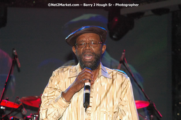 Beres Hammond - Red Stripe Reggae Sumfest 2007 - Zenith - Saturday, July 21, 2007 - Catherine Hall, Montego Bay, St James, Jamaica W.I. - Negril Travel Guide, Negril Jamaica WI - http://www.negriltravelguide.com - info@negriltravelguide.com...!