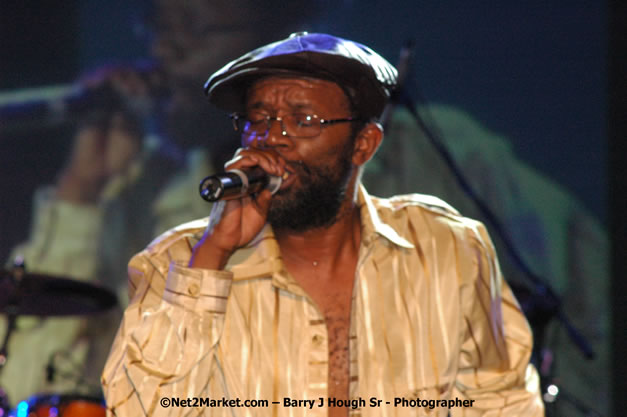 Beres Hammond - Red Stripe Reggae Sumfest 2007 - Zenith - Saturday, July 21, 2007 - Catherine Hall, Montego Bay, St James, Jamaica W.I. - Negril Travel Guide, Negril Jamaica WI - http://www.negriltravelguide.com - info@negriltravelguide.com...!