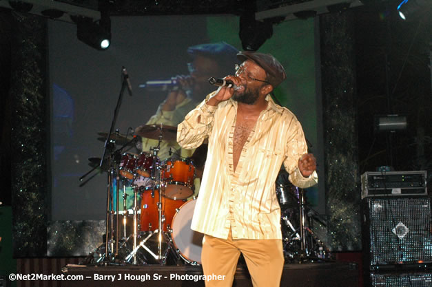 Beres Hammond - Red Stripe Reggae Sumfest 2007 - Zenith - Saturday, July 21, 2007 - Catherine Hall, Montego Bay, St James, Jamaica W.I. - Negril Travel Guide, Negril Jamaica WI - http://www.negriltravelguide.com - info@negriltravelguide.com...!