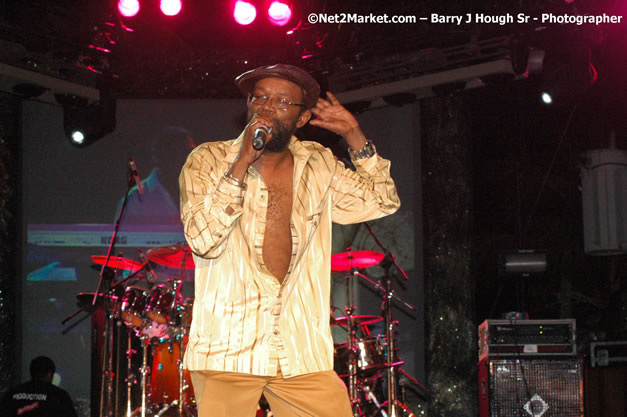 Beres Hammond - Red Stripe Reggae Sumfest 2007 - Zenith - Saturday, July 21, 2007 - Catherine Hall, Montego Bay, St James, Jamaica W.I. - Negril Travel Guide, Negril Jamaica WI - http://www.negriltravelguide.com - info@negriltravelguide.com...!