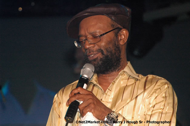 Beres Hammond - Red Stripe Reggae Sumfest 2007 - Zenith - Saturday, July 21, 2007 - Catherine Hall, Montego Bay, St James, Jamaica W.I. - Negril Travel Guide, Negril Jamaica WI - http://www.negriltravelguide.com - info@negriltravelguide.com...!