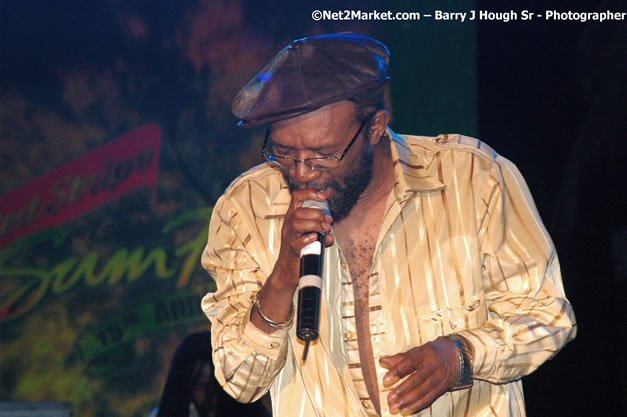 Beres Hammond - Red Stripe Reggae Sumfest 2007 - Zenith - Saturday, July 21, 2007 - Catherine Hall, Montego Bay, St James, Jamaica W.I. - Negril Travel Guide, Negril Jamaica WI - http://www.negriltravelguide.com - info@negriltravelguide.com...!