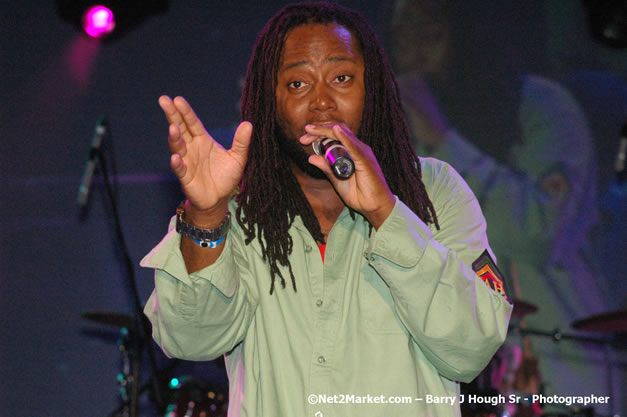 Dwayne Stephenson - Red Stripe Reggae Sumfest 2007 - Zenith - Saturday, July 21, 2007 - Catherine Hall, Montego Bay, St James, Jamaica W.I. - Negril Travel Guide, Negril Jamaica WI - http://www.negriltravelguide.com - info@negriltravelguide.com...!