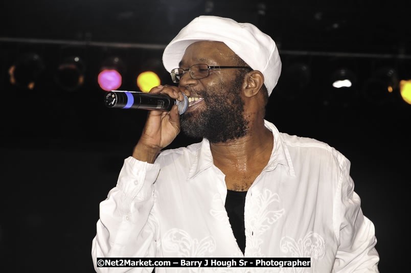 Beres Hammond @ Red Stripe Reggae Sumfest 2008 International Night 2, Catherine Hall, Montego Bay - Saturday, July 19, 2008 - Reggae Sumfest 2008 July 13 - July 19, 2008 - Photographs by Net2Market.com - Barry J. Hough Sr. Photojournalist/Photograper - Photographs taken with a Nikon D300 - Negril Travel Guide, Negril Jamaica WI - http://www.negriltravelguide.com - info@negriltravelguide.com...!