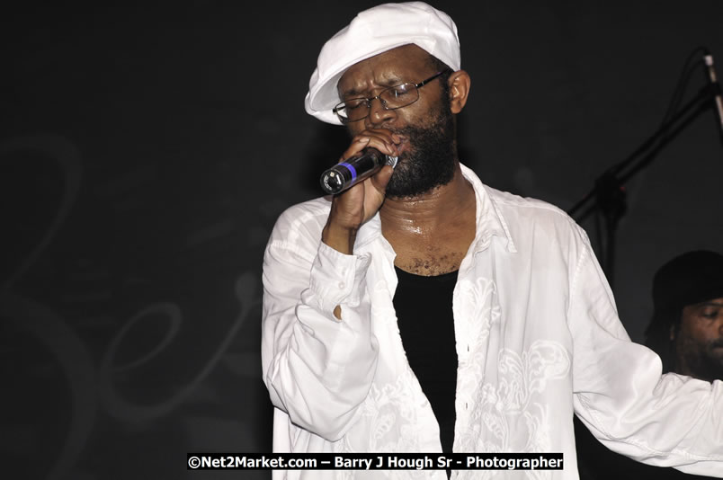 Beres Hammond @ Red Stripe Reggae Sumfest 2008 International Night 2, Catherine Hall, Montego Bay - Saturday, July 19, 2008 - Reggae Sumfest 2008 July 13 - July 19, 2008 - Photographs by Net2Market.com - Barry J. Hough Sr. Photojournalist/Photograper - Photographs taken with a Nikon D300 - Negril Travel Guide, Negril Jamaica WI - http://www.negriltravelguide.com - info@negriltravelguide.com...!