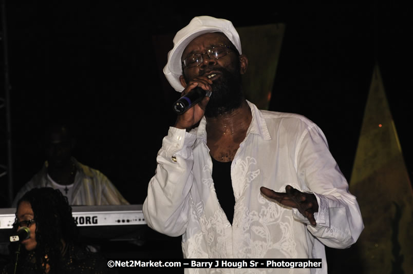 Beres Hammond @ Red Stripe Reggae Sumfest 2008 International Night 2, Catherine Hall, Montego Bay - Saturday, July 19, 2008 - Reggae Sumfest 2008 July 13 - July 19, 2008 - Photographs by Net2Market.com - Barry J. Hough Sr. Photojournalist/Photograper - Photographs taken with a Nikon D300 - Negril Travel Guide, Negril Jamaica WI - http://www.negriltravelguide.com - info@negriltravelguide.com...!