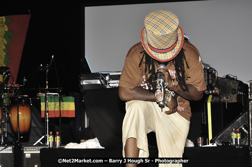 T - Pain @ Red Stripe Reggae Sumfest 2008 International Night 2, Catherine Hall, Montego Bay - Saturday, July 19, 2008 - Reggae Sumfest 2008 July 13 - July 19, 2008 - Photographs by Net2Market.com - Barry J. Hough Sr. Photojournalist/Photograper - Photographs taken with a Nikon D300 - Negril Travel Guide, Negril Jamaica WI - http://www.negriltravelguide.com - info@negriltravelguide.com...!