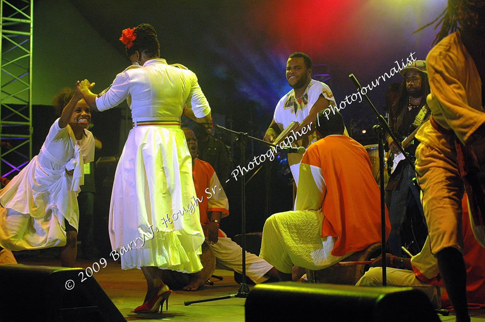 Etana @ Reggae Sumfest 2009 - International Night 2 - Reggae Sumfest 2009,Catherine Hall, Montego Bay, St. James, Jamaica W.I. - Saturday, July 25, 2009 - Reggae Sumfest 2009, July 19 - 25, 2009 - Photographs by Net2Market.com - Barry J. Hough Sr. Photojournalist/Photograper - Photographs taken with a Nikon D70, D100, or D300 - Negril Travel Guide, Negril Jamaica WI - http://www.negriltravelguide.com - info@negriltravelguide.com...!