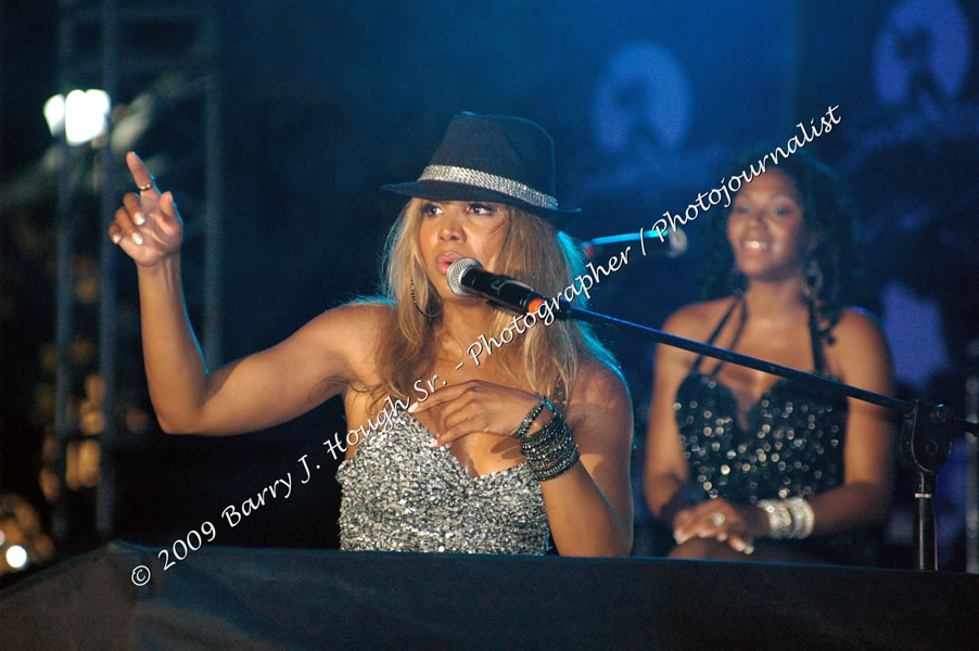 Toni Braxton @ Reggae Sumfest 2009 - International Night 2 - Reggae Sumfest 2009,Catherine Hall, Montego Bay, St. James, Jamaica W.I. - Saturday, July 25, 2009 - Reggae Sumfest 2009, July 19 - 25, 2009 - Photographs by Net2Market.com - Barry J. Hough Sr. Photojournalist/Photograper - Photographs taken with a Nikon D70, D100, or D300 - Negril Travel Guide, Negril Jamaica WI - http://www.negriltravelguide.com - info@negriltravelguide.com...!