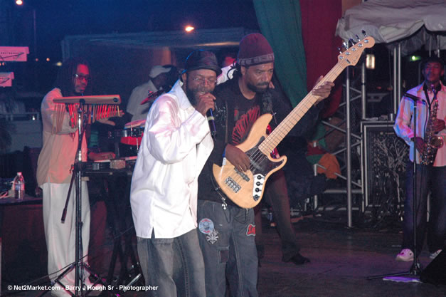 Beres Hammond - Red Stripe Reggae Sumfest 2006 - The Summit - Jamaica's Greatest, The World's Best - Saturday, July 22, 2006 - Montego Bay, Jamaica - Negril Travel Guide, Negril Jamaica WI - http://www.negriltravelguide.com - info@negriltravelguide.com...!