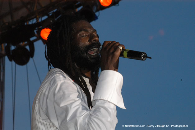 Buju Banton - Red Stripe Reggae Sumfest 2006 - The Summit - Jamaica's Greatest, The World's Best - Saturday, July 22, 2006 - Montego Bay, Jamaica - Negril Travel Guide, Negril Jamaica WI - http://www.negriltravelguide.com - info@negriltravelguide.com...!