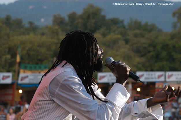 Buju Banton - Red Stripe Reggae Sumfest 2006 - The Summit - Jamaica's Greatest, The World's Best - Saturday, July 22, 2006 - Montego Bay, Jamaica - Negril Travel Guide, Negril Jamaica WI - http://www.negriltravelguide.com - info@negriltravelguide.com...!