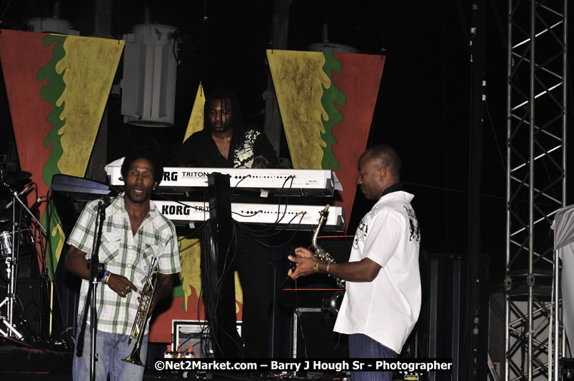 Beres Hammond @ Reggae Sumfest 2008 International Night 2, Catherine Hall, Montego Bay - Saturday, July 19, 2008 - Reggae Sumfest 2008 July 13 - July 19, 2008 - Photographs by Net2Market.com - Barry J. Hough Sr. Photojournalist/Photograper - Photographs taken with a Nikon D300 - Negril Travel Guide, Negril Jamaica WI - http://www.negriltravelguide.com - info@negriltravelguide.com...!