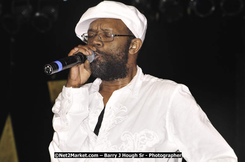 Beres Hammond @ Reggae Sumfest 2008 International Night 2, Catherine Hall, Montego Bay - Saturday, July 19, 2008 - Reggae Sumfest 2008 July 13 - July 19, 2008 - Photographs by Net2Market.com - Barry J. Hough Sr. Photojournalist/Photograper - Photographs taken with a Nikon D300 - Negril Travel Guide, Negril Jamaica WI - http://www.negriltravelguide.com - info@negriltravelguide.com...!