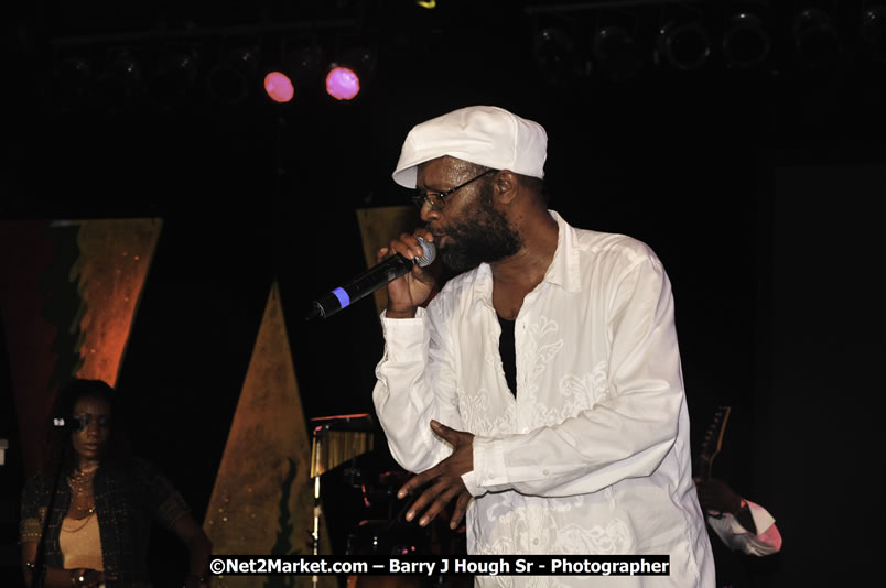 Beres Hammond @ Reggae Sumfest 2008 International Night 2, Catherine Hall, Montego Bay - Saturday, July 19, 2008 - Reggae Sumfest 2008 July 13 - July 19, 2008 - Photographs by Net2Market.com - Barry J. Hough Sr. Photojournalist/Photograper - Photographs taken with a Nikon D300 - Negril Travel Guide, Negril Jamaica WI - http://www.negriltravelguide.com - info@negriltravelguide.com...!