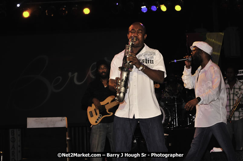 Beres Hammond @ Reggae Sumfest 2008 International Night 2, Catherine Hall, Montego Bay - Saturday, July 19, 2008 - Reggae Sumfest 2008 July 13 - July 19, 2008 - Photographs by Net2Market.com - Barry J. Hough Sr. Photojournalist/Photograper - Photographs taken with a Nikon D300 - Negril Travel Guide, Negril Jamaica WI - http://www.negriltravelguide.com - info@negriltravelguide.com...!