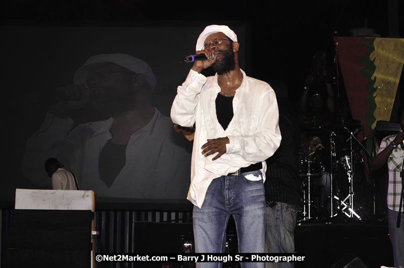 Beres Hammond @ Reggae Sumfest 2008 International Night 2, Catherine Hall, Montego Bay - Saturday, July 19, 2008 - Reggae Sumfest 2008 July 13 - July 19, 2008 - Photographs by Net2Market.com - Barry J. Hough Sr. Photojournalist/Photograper - Photographs taken with a Nikon D300 - Negril Travel Guide, Negril Jamaica WI - http://www.negriltravelguide.com - info@negriltravelguide.com...!