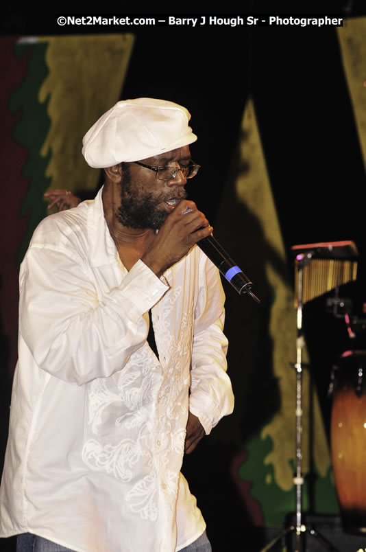 Beres Hammond @ Reggae Sumfest 2008 International Night 2, Catherine Hall, Montego Bay - Saturday, July 19, 2008 - Reggae Sumfest 2008 July 13 - July 19, 2008 - Photographs by Net2Market.com - Barry J. Hough Sr. Photojournalist/Photograper - Photographs taken with a Nikon D300 - Negril Travel Guide, Negril Jamaica WI - http://www.negriltravelguide.com - info@negriltravelguide.com...!