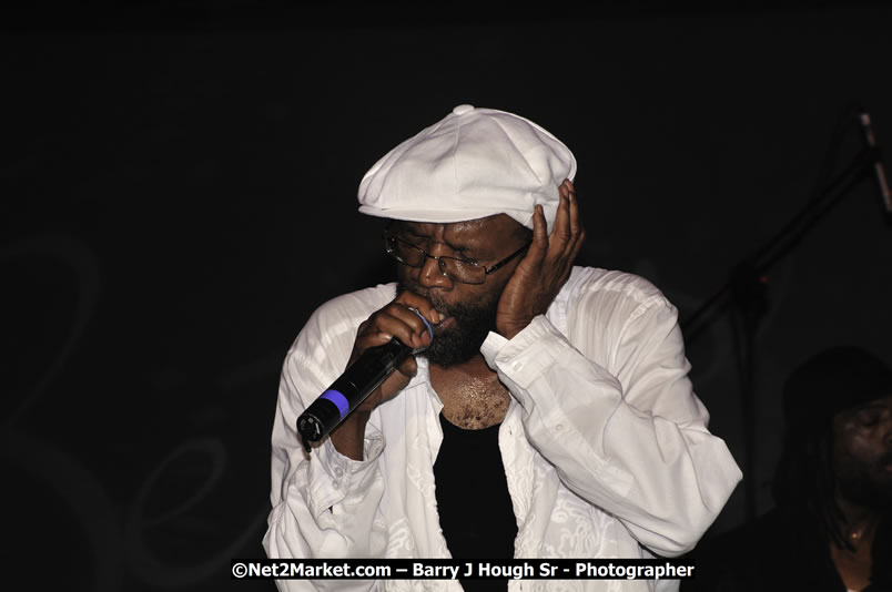 Beres Hammond @ Reggae Sumfest 2008 International Night 2, Catherine Hall, Montego Bay - Saturday, July 19, 2008 - Reggae Sumfest 2008 July 13 - July 19, 2008 - Photographs by Net2Market.com - Barry J. Hough Sr. Photojournalist/Photograper - Photographs taken with a Nikon D300 - Negril Travel Guide, Negril Jamaica WI - http://www.negriltravelguide.com - info@negriltravelguide.com...!