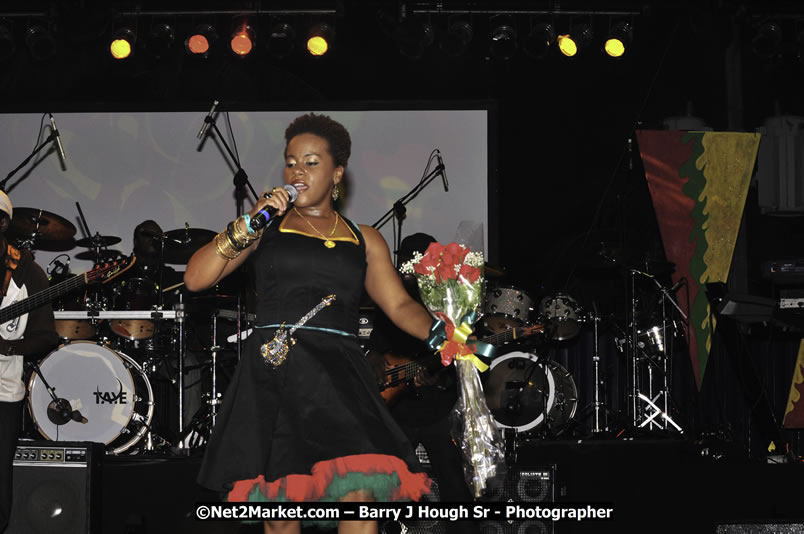 Etana @ Reggae Sumfest 2008 International Night 2, Catherine Hall, Montego Bay - Saturday, July 19, 2008 - Reggae Sumfest 2008 July 13 - July 19, 2008 - Photographs by Net2Market.com - Barry J. Hough Sr. Photojournalist/Photograper - Photographs taken with a Nikon D300 - Negril Travel Guide, Negril Jamaica WI - http://www.negriltravelguide.com - info@negriltravelguide.com...!