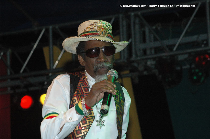 Bunny Wailer - Smile Jamaica, Nine Miles, St Anns, Jamaica - Saturday, February 10, 2007 - The Smile Jamaica Concert, a symbolic homecoming in Bob Marley's birthplace of Nine Miles - Negril Travel Guide, Negril Jamaica WI - http://www.negriltravelguide.com - info@negriltravelguide.com...!