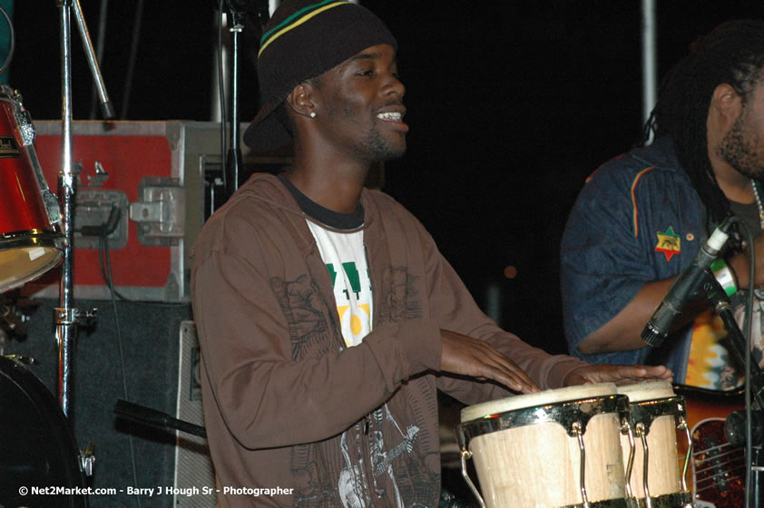 Etana - Smile Jamaica, Nine Miles, St Anns, Jamaica - Saturday, February 10, 2007 - The Smile Jamaica Concert, a symbolic homecoming in Bob Marley's birthplace of Nine Miles - Negril Travel Guide, Negril Jamaica WI - http://www.negriltravelguide.com - info@negriltravelguide.com...!