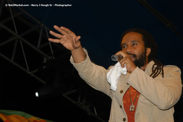 The Marley Brother's - Damian, Stephen, Julian, and Kimani - Smile Jamaica, Nine Miles, St Anns, Jamaica - Saturday, February 10, 2007 - The Smile Jamaica Concert, a symbolic homecoming in Bob Marley's birthplace of Nine Miles - Negril Travel Guide, Negril Jamaica WI - http://www.negriltravelguide.com - info@negriltravelguide.com...!