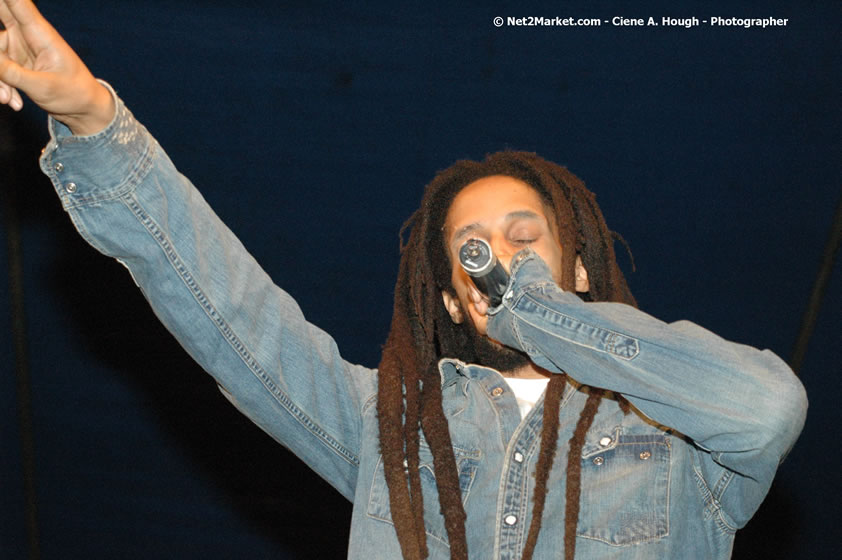 The Marley Brother's - Damian, Stephen, Julian, and Kimani - Smile Jamaica, Nine Miles, St Anns, Jamaica - Saturday, February 10, 2007 - The Smile Jamaica Concert, a symbolic homecoming in Bob Marley's birthplace of Nine Miles - Negril Travel Guide, Negril Jamaica WI - http://www.negriltravelguide.com - info@negriltravelguide.com...!