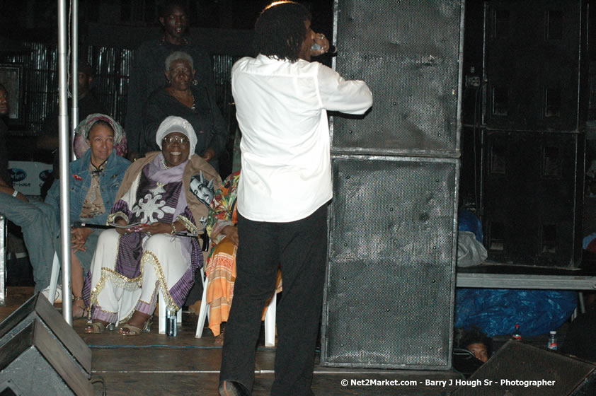 Wayne Marshall - Smile Jamaica, Nine Miles, St Anns, Jamaica - Saturday, February 10, 2007 - The Smile Jamaica Concert, a symbolic homecoming in Bob Marley's birthplace of Nine Miles - Negril Travel Guide, Negril Jamaica WI - http://www.negriltravelguide.com - info@negriltravelguide.com...!