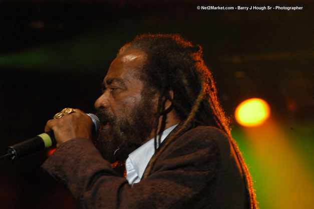 John Holt Recipient of Reggae Sumfest Lifetime Award - Ignition - The Internation Fire Blazes - Friday, July 21, 2006 - Montego Bay, Jamaica - Negril Travel Guide, Negril Jamaica WI - http://www.negriltravelguide.com - info@negriltravelguide.com...!