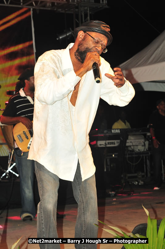 Beres Hammond @ Unite The People An International Reggae Fest, Featuring: Beres Hammond, Coco T, Queen Ifrica, Khalil, Cameal Davis, Iley Dread, Rochelle, Geoffrey Star, Ras Penco, Kool DeLoy, Otis Gayle, J.McKay, Tiney Winey, Venue at Norman Manley Boulevard, Negril, Westmoreland, Jamaica - Saturday, April 4, 2009 - Photographs by Net2Market.com - Barry J. Hough Sr, Photographer/Photojournalist - Negril Travel Guide, Negril Jamaica WI - http://www.negriltravelguide.com - info@negriltravelguide.com...!