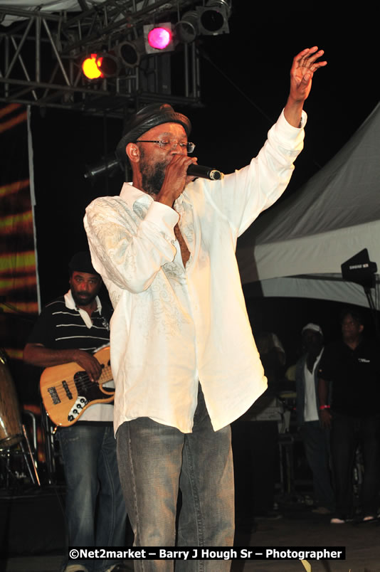 Beres Hammond @ Unite The People An International Reggae Fest, Featuring: Beres Hammond, Coco T, Queen Ifrica, Khalil, Cameal Davis, Iley Dread, Rochelle, Geoffrey Star, Ras Penco, Kool DeLoy, Otis Gayle, J.McKay, Tiney Winey, Venue at Norman Manley Boulevard, Negril, Westmoreland, Jamaica - Saturday, April 4, 2009 - Photographs by Net2Market.com - Barry J. Hough Sr, Photographer/Photojournalist - Negril Travel Guide, Negril Jamaica WI - http://www.negriltravelguide.com - info@negriltravelguide.com...!